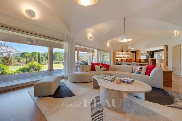 Image No.11-5 Bed House for sale