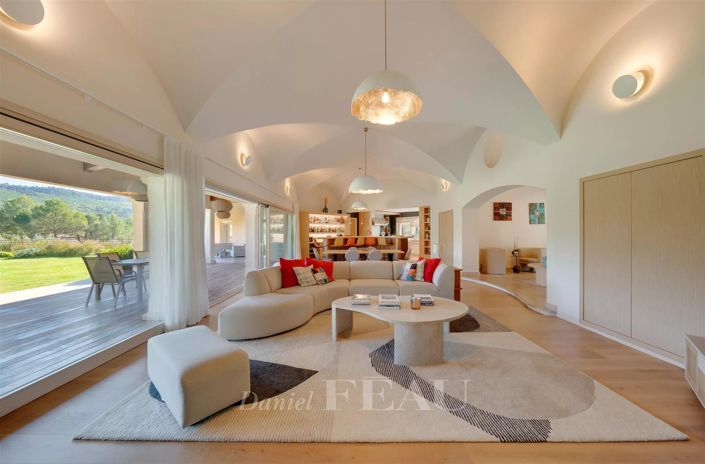 Image No.8-5 Bed House for sale