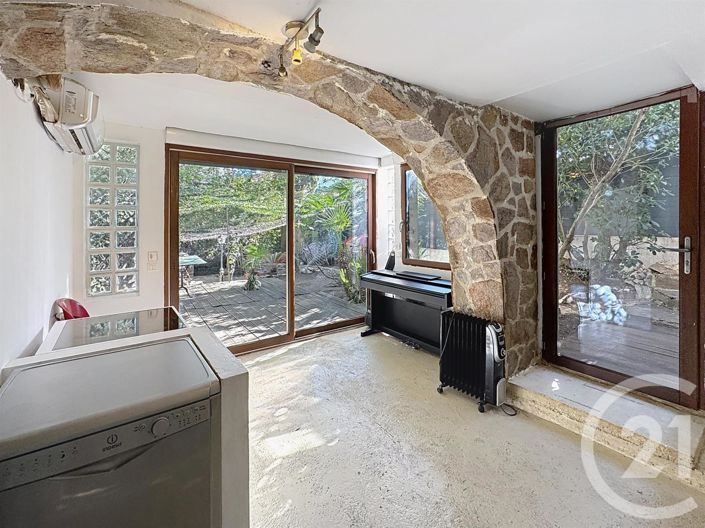 Image No.10-3 Bed House for sale