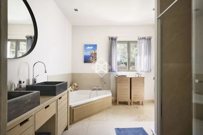 Image No.14-6 Bed House for sale