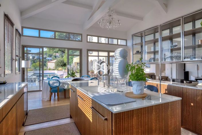 Image No.6-6 Bed House for sale