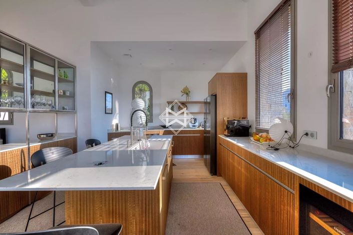 Image No.8-6 Bed House for sale