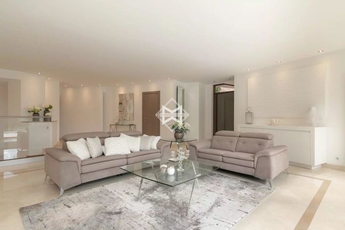 Image No.7-10 Bed House for sale