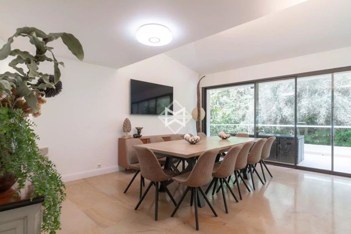 Image No.8-10 Bed House for sale