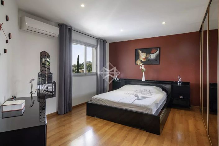 Image No.8-4 Bed House for sale