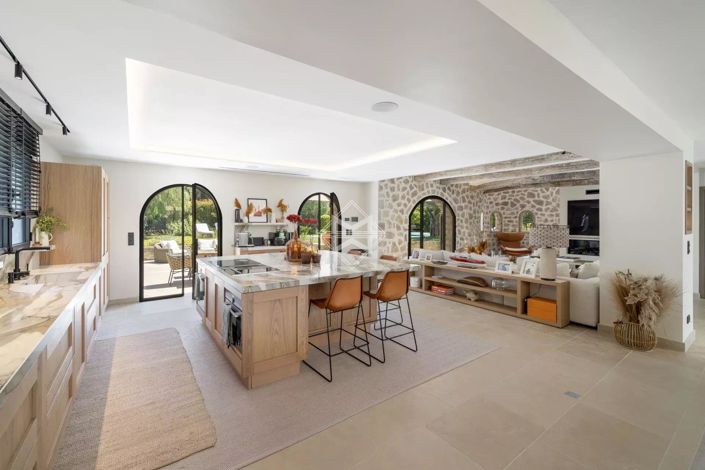 Image No.8-5 Bed House for sale