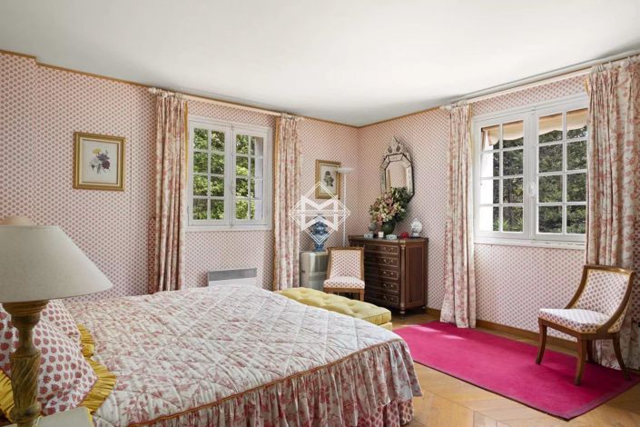 Image No.8-5 Bed House for sale