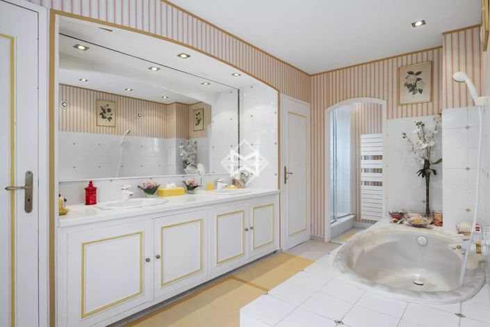 Image No.9-5 Bed House for sale