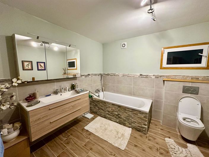 Image No.18-4 Bed House for sale