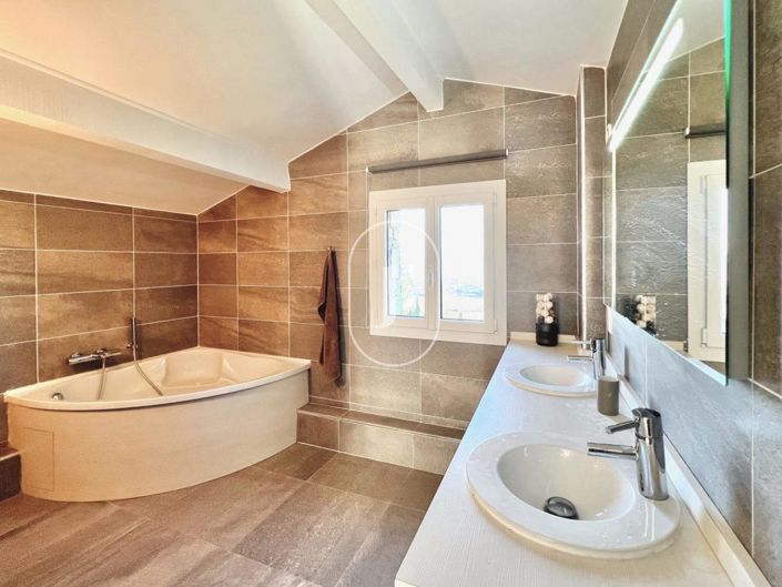 Image No.6-5 Bed House for sale