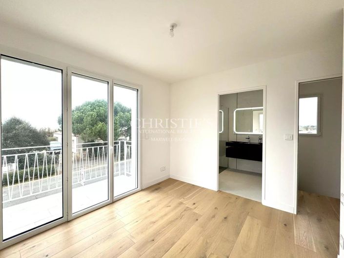 Image No.18-4 Bed House for sale