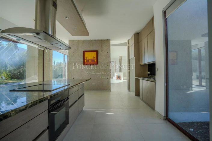 Image No.8-5 Bed House for sale