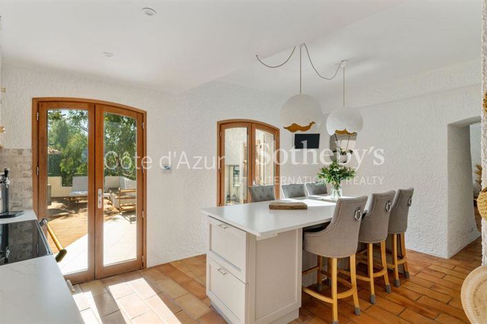 Image No.8-5 Bed House for sale