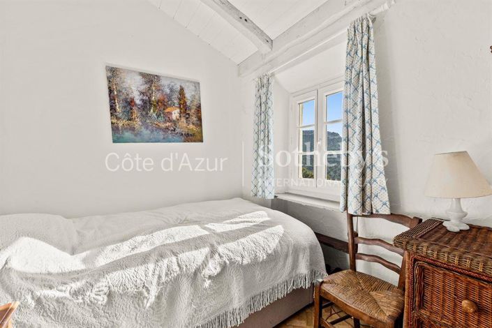 Image No.12-6 Bed Property for sale