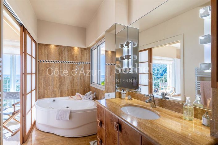 Image No.11-5 Bed Property for sale