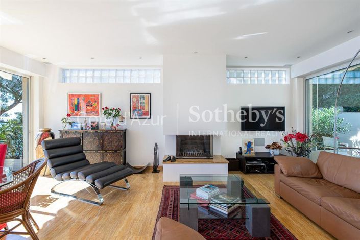 Image No.9-5 Bed Property for sale