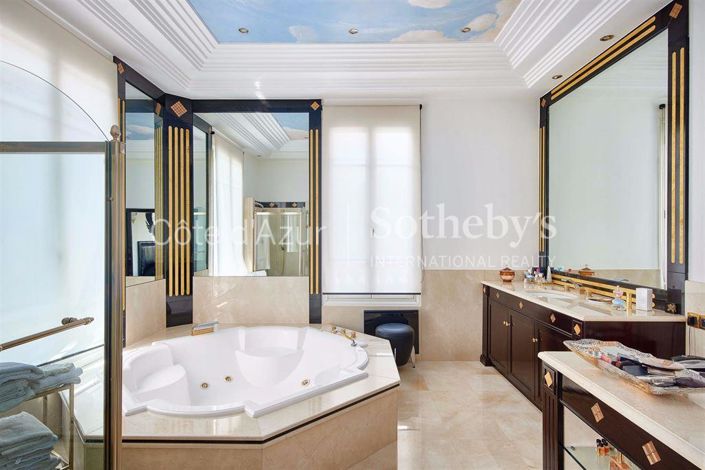 Image No.10-6 Bed Property for sale