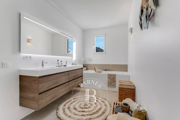 Image No.12-5 Bed House for sale