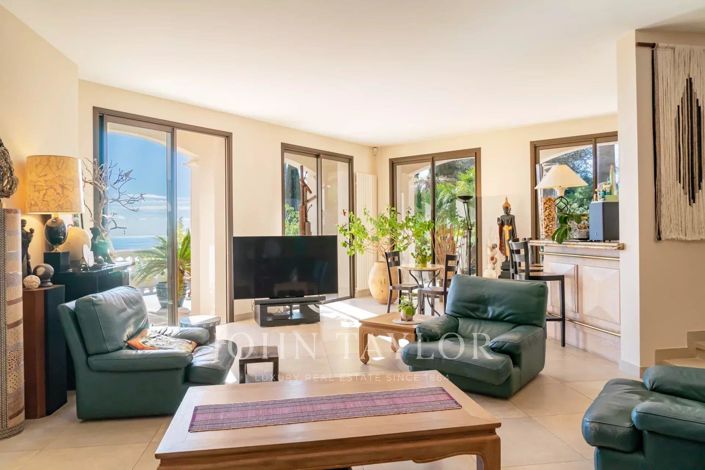 Image No.12-5 Bed House for sale