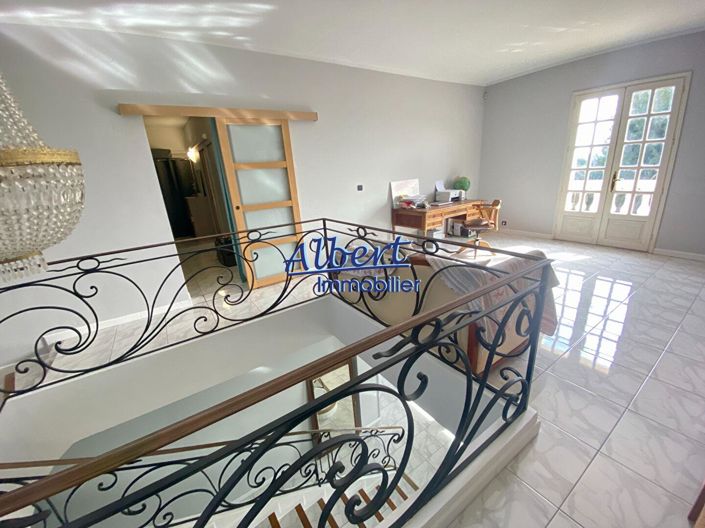 Image No.8-6 Bed House for sale