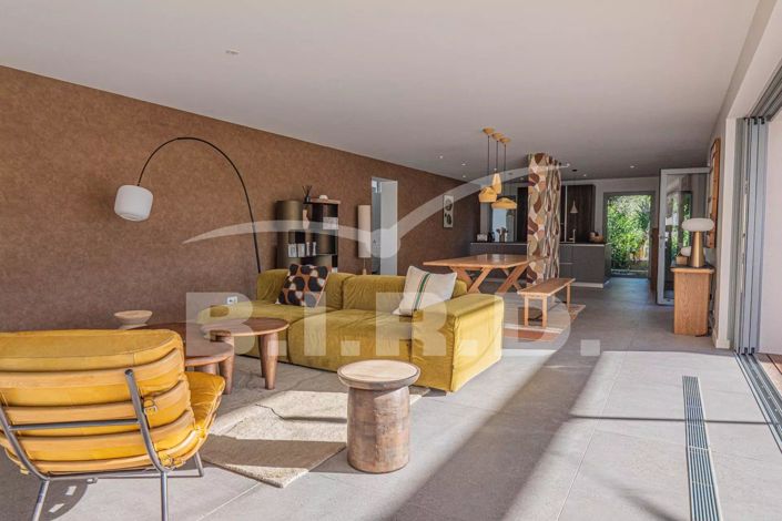 Image No.2-4 Bed House for sale