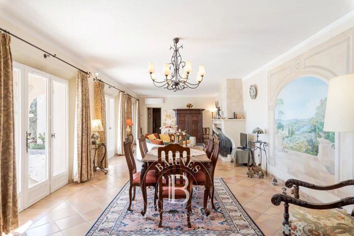 Image No.8-5 Bed House for sale