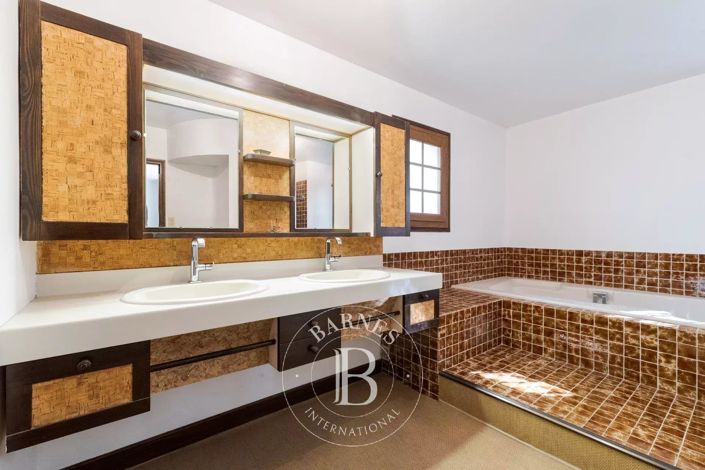 Image No.10-5 Bed House for sale