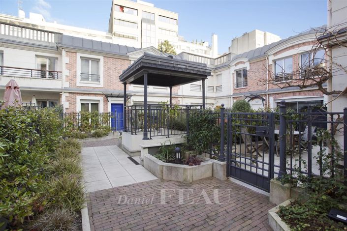 Image No.10-3 Bed House for sale