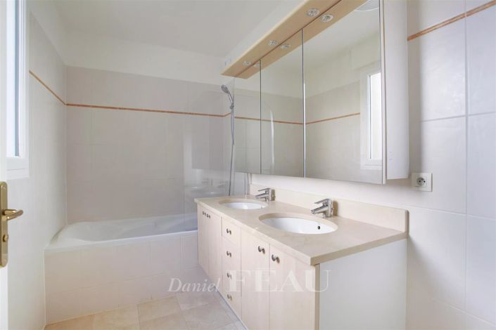 Image No.12-3 Bed House for sale