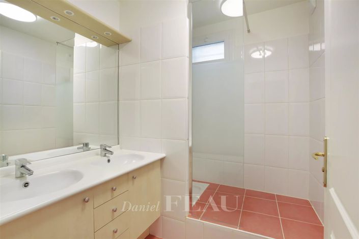 Image No.15-3 Bed House for sale