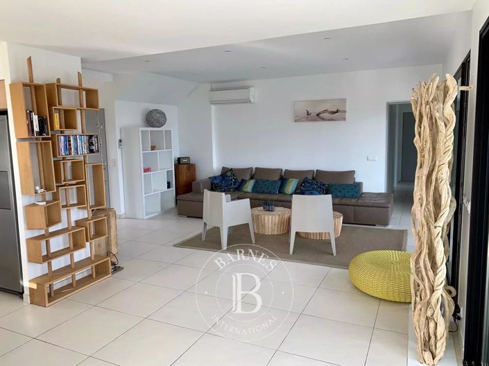 Image No.5-8 Bed House for sale