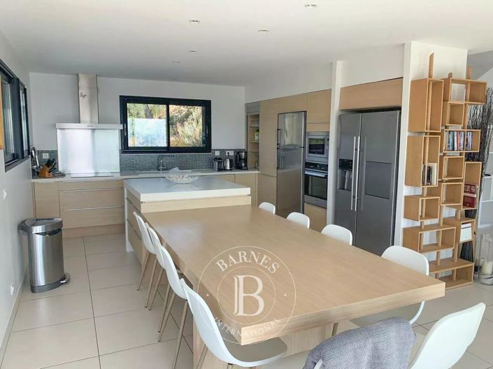 Image No.6-8 Bed House for sale