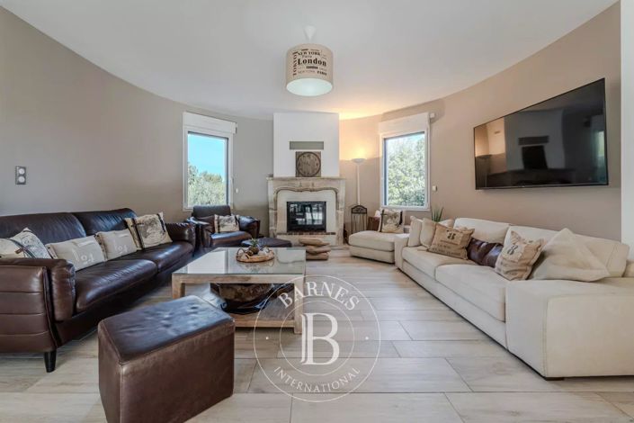 Image No.7-7 Bed House for sale