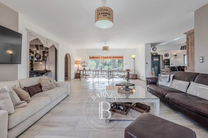 Image No.8-7 Bed House for sale