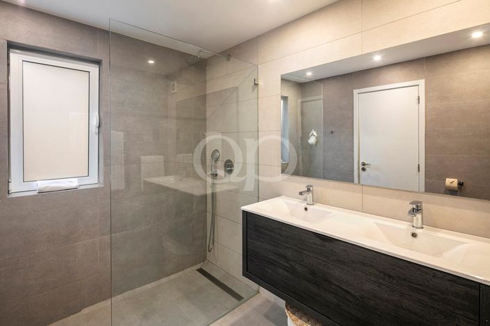 Image No.11-2 Bed House for sale