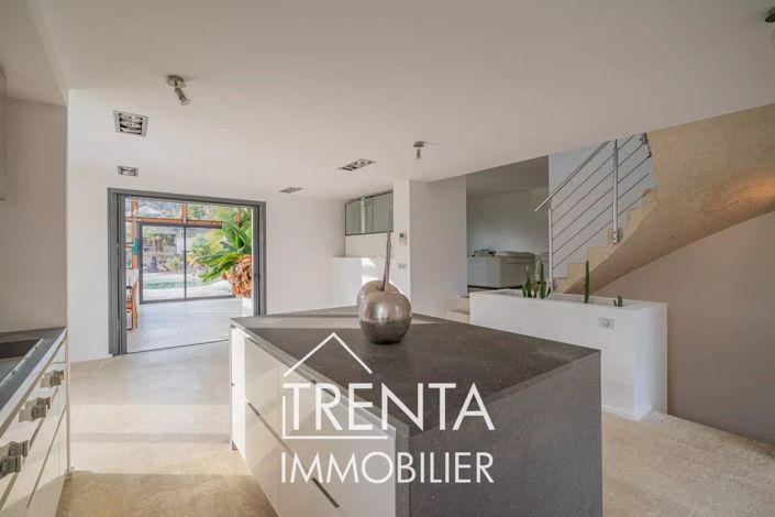 Image No.11-5 Bed House for sale