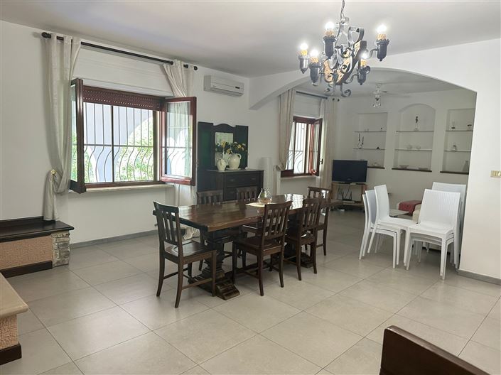 Image No.11-4 Bed Property for sale