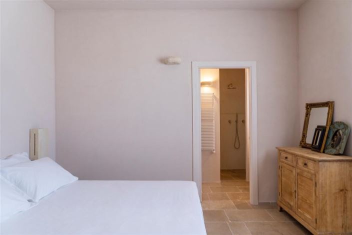 Image No.20-6 Bed Property for sale