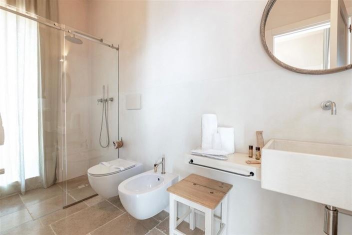 Image No.26-6 Bed Property for sale