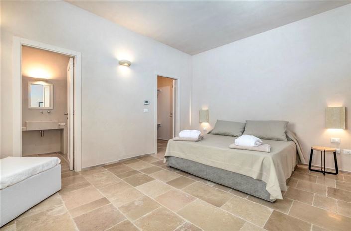 Image No.28-6 Bed Property for sale