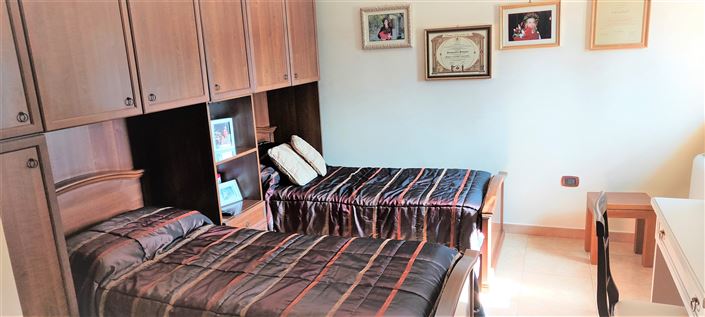 Image No.19-3 Bed Property for sale