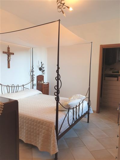 Image No.16-4 Bed Property for sale