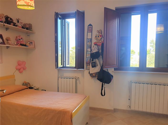 Image No.20-4 Bed Property for sale