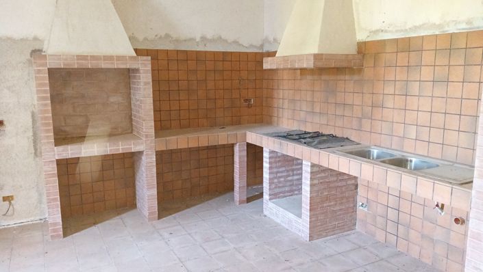 Image No.10-7 Bed Property for sale