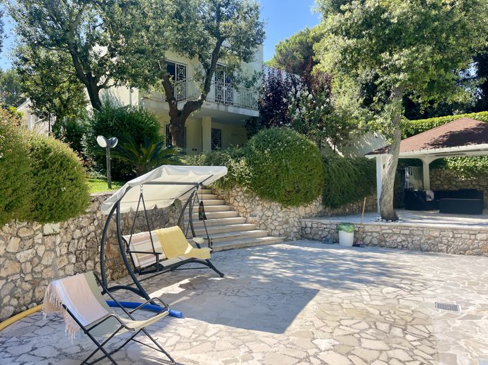 Image No.5-5 Bed Property for sale