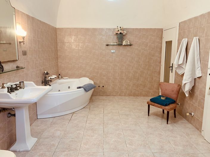 Image No.26-7 Bed Property for sale