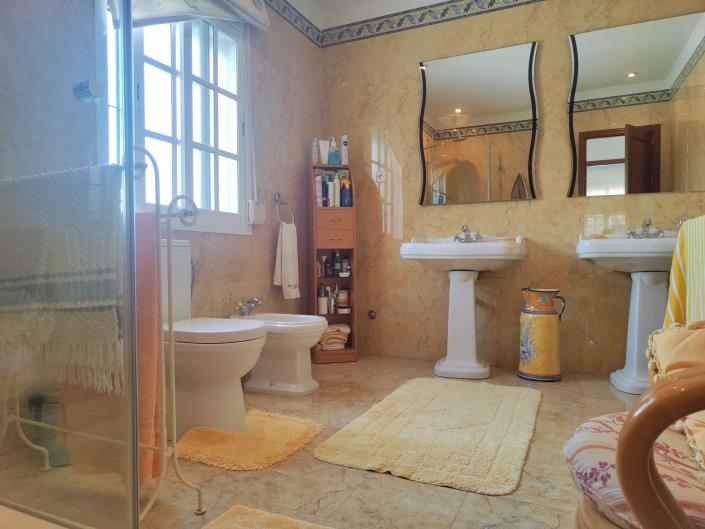 Image No.23-5 Bed Villa / Detached for sale