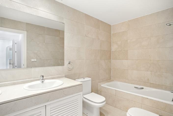 Image No.18-4 Bed Townhouse for sale