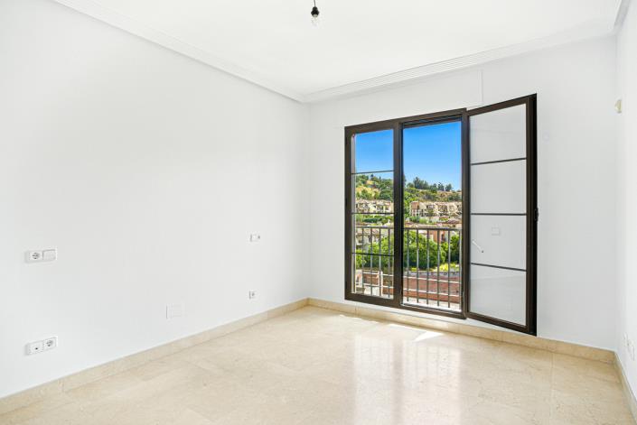 Image No.26-4 Bed Townhouse for sale