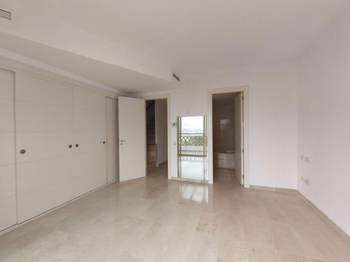 Image No.16-3 Bed Townhouse for sale